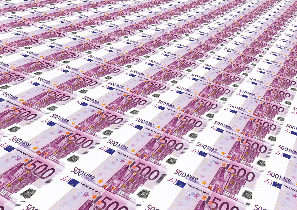 Stapels met briefjes van 500 euro