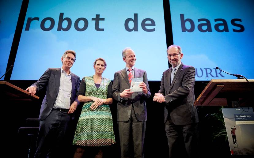 Overhandiging van WRR-verkenning 31 De robot de baas aan directeur-generaal Bernhard ter Haar