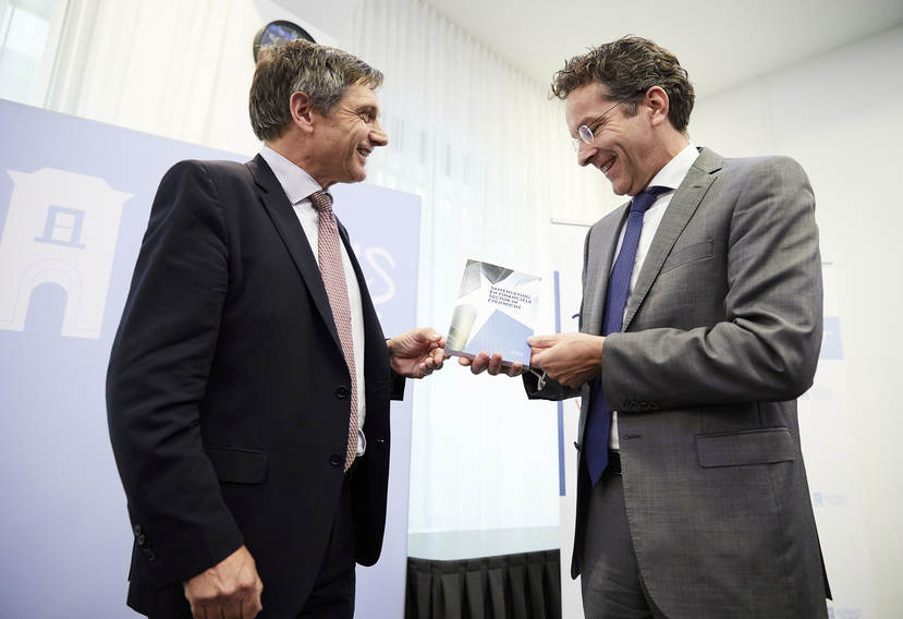 Overhandiging van WRR-rapport 96: Samenleving en financiele sector in evenwicht aan minister Dijsselbloem (Financien)