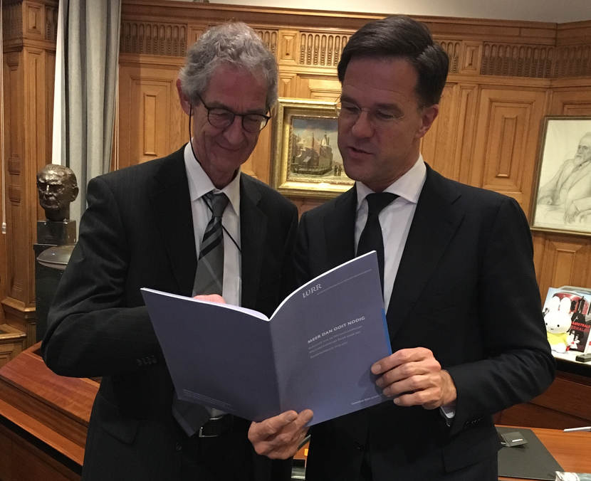 Decoratieve afbeelding van Prof. Wiebe Bijker die het evaluatierapport over de WRR aan de minister-president Mark Rutte overhandigd in het Torentje.