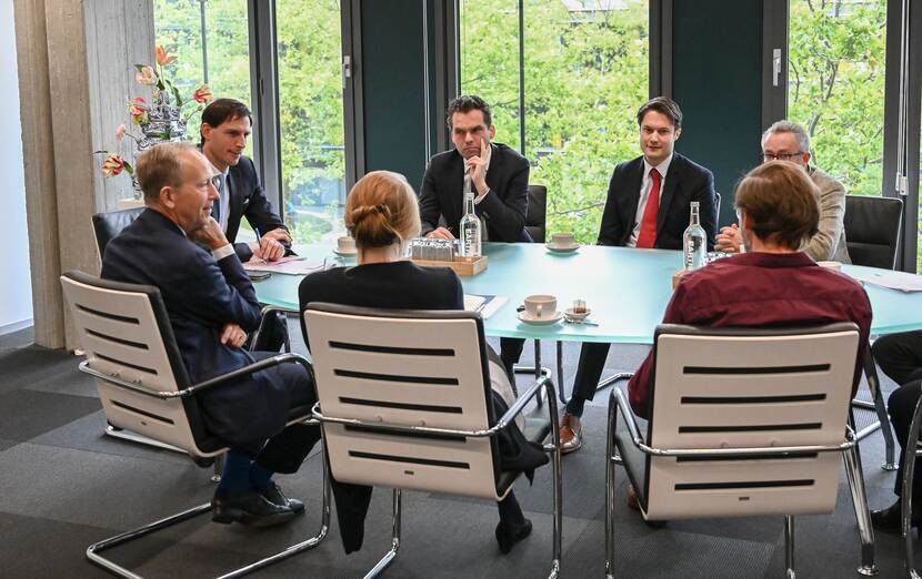 Minister Hoekstra geeft toelichting op de kabinetsreactie