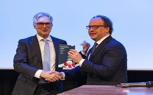 Foto van overhandiging rapport Het betere werk door Godfried Engbersen aan minister Koolmees