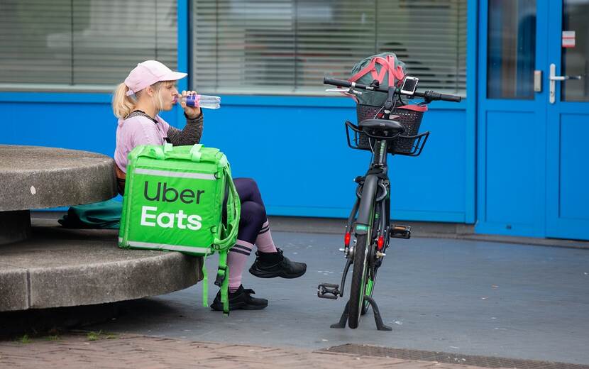 Foto waarop een Uberbezorger te zien is als weergave van flexibilisering