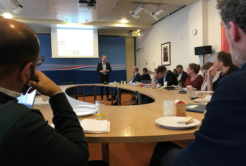 Johannes Klumers geeft een lezing aan de leden van de raad en staf