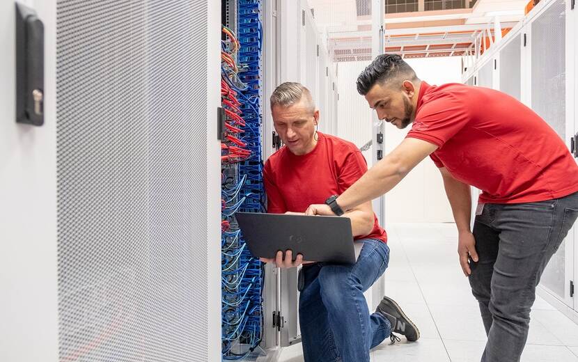 Foto van techneuten aan het werk als voorbeeld van technologisering