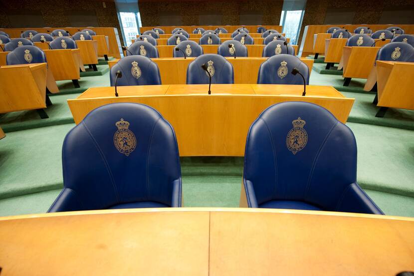 Decoratieve foto van de plenaire vergaderzaal van de Tweede Kamer der Staten Generaal