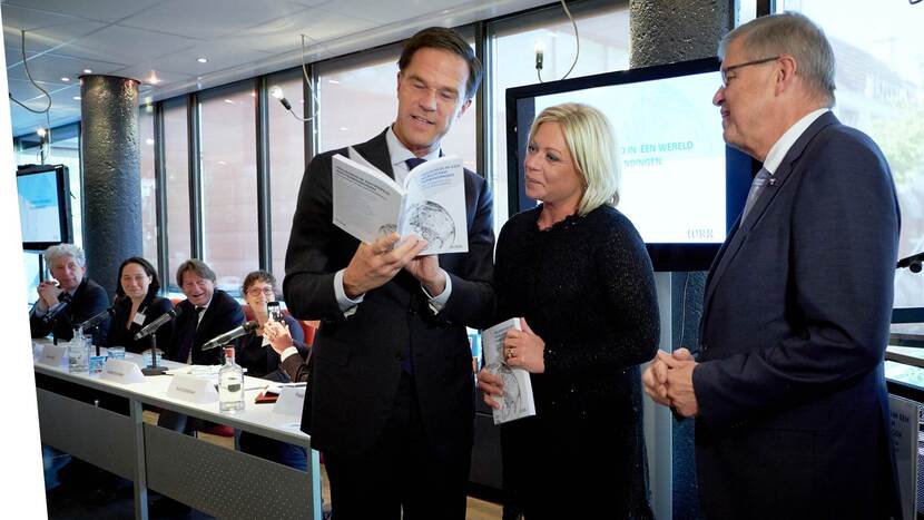 plaatje overhandiging rapport Ernst