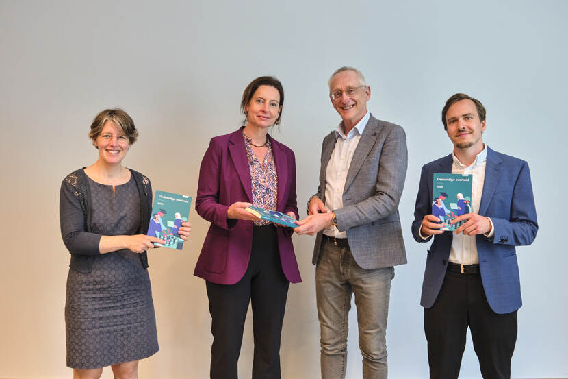 aanbiedings WRR-rapport nr 113 Deskundige Overheid aan minister BZK