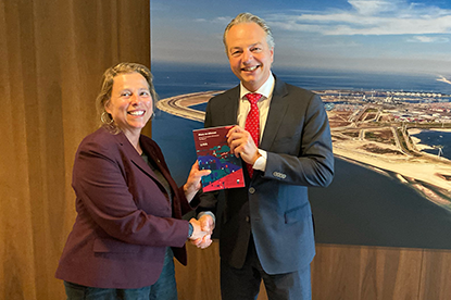 plaatje aanbieding WRR rapport Mens en klimaat aan minister Madlener van Infrastructuur en Waterstaat door Raadslid Suzanne Hulscher dd 22 mei 2025