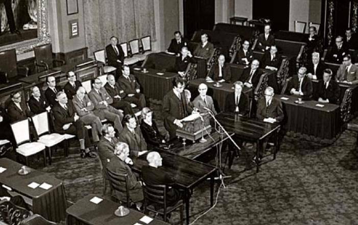 Installatie van de voorlopige Wetenschappelijke Raad voor het Regeringsbeleid op 20 november 1972 in de raadszaal van de Eerste Kamer.