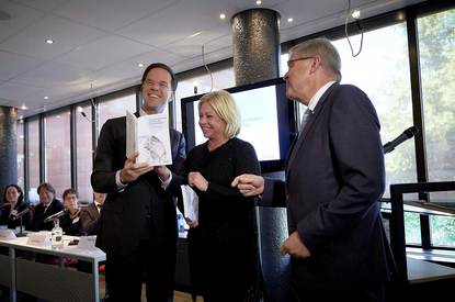 Overhandiging van WRR-rapport 98: Veiligheid in een wereld van verdindingen aan de minister-president en de minister van Defensie